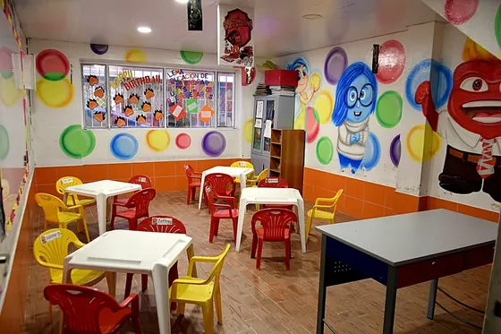 Aula de actividades de preescolar con mesas y sillas infantiles