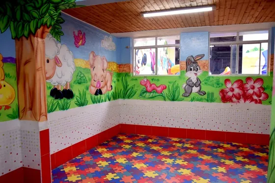 Aula de preescolar luminosa con ventanales