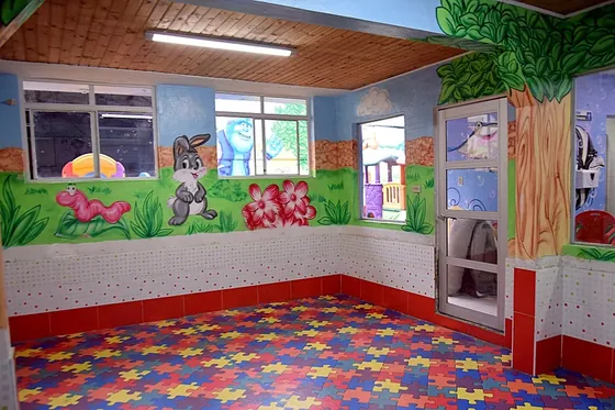 Aula de preescolar con piso didáctico de colores