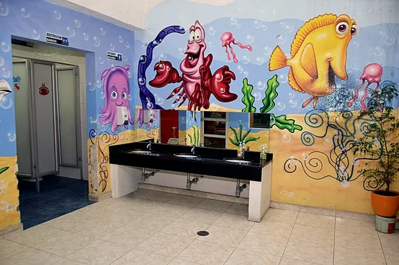 Baños de preescolar decorados con mural marino