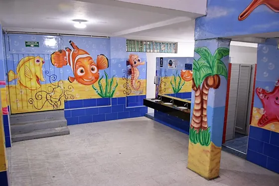 Zona de lavamanos de primaria con mural