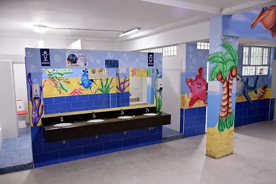 Zona de lavamanos y baños de primaria