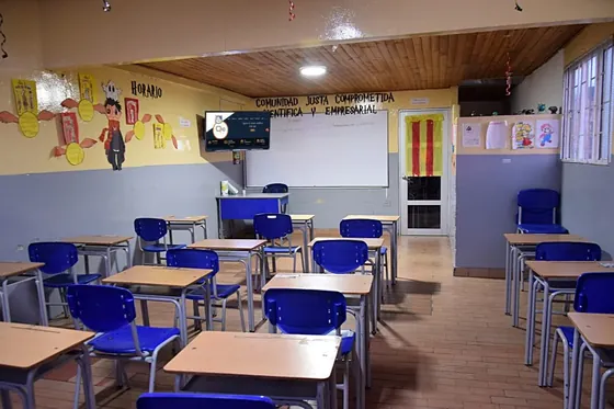 Aula de primaria con tablero y televisor