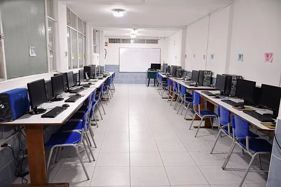 Sala de sistemas con computadores para cada estudiante