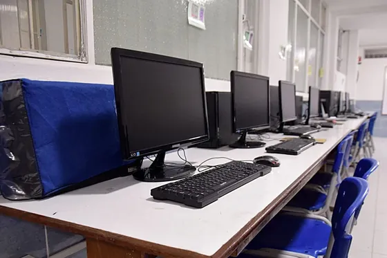 Puestos de trabajo de la sala de sistemas