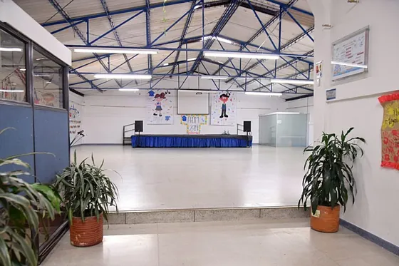 Salón Asturias: espacio amplio con tarima para eventos