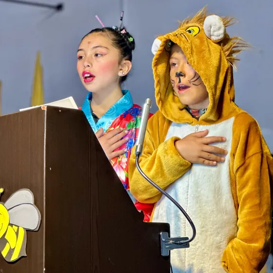 Estudiantes de primaria en un acto cívico